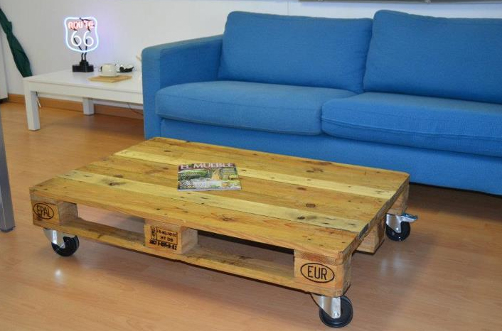 Idea DIY: Dale un toque industrial a tu jardín con una mesa de palets. 
