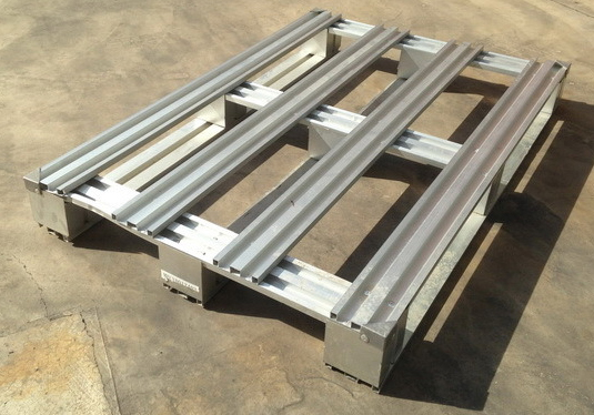 Palets de aluminio seminuevos con el 64% de descuento. 