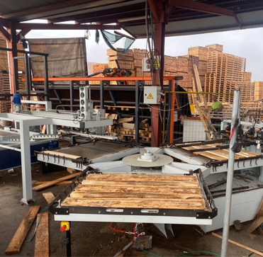 En los últimos años, el sector de la fabricación y distribución de palets se ha visto afectado por una serie de desafíos sin precedentes, siendo la escasez de madera uno de los más significativos. Sin embargo, Mantenipal ha logrado posicionarse como un líder resiliente gracias a su enfoque estratégico en la inversión, la innovación y la fidelización de sus clientes.